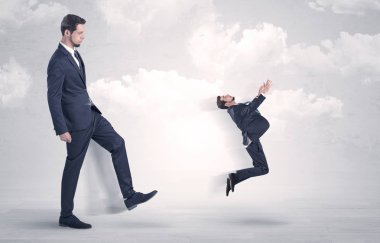 Büyük patron küçük çalışan tekme