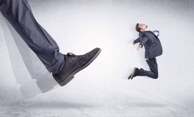 Siyah ayakkabı tekme küçük adam