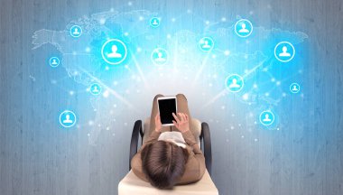 Sandalyede oturan kadın ile sosyal medya kavramı