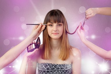 Genç kadın portre parlak pembe salon kavramı ile