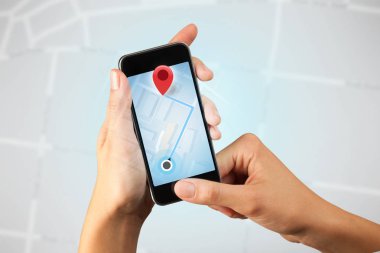 Akıllı telefon tutan bir kadın.