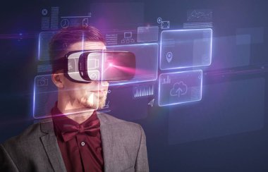 İşadamı ile sanal gerçeklik koruyucu gözlük