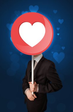 Kalp işareti tutan işadamı 