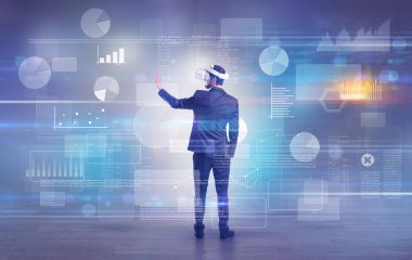 İşadamı vj gözlüklü bir proje denetimi