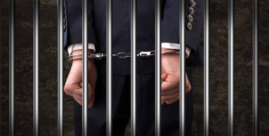 Hapiste yakın kelepçeli erkek