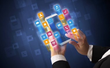 Renkli açısal hızlı anahtarlama uygulama simgeleri ile Smartphone kullanarak el