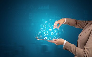 El tutma tablet tebeşir çizilmiş sembolleri yukarıda bulunan