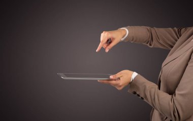 Mockup el holding tablet