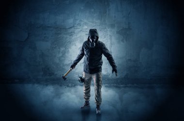 Tehlike adamın önünde bir ufalanan duvar