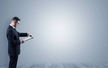 Boş bir alanda ayakta işadamı