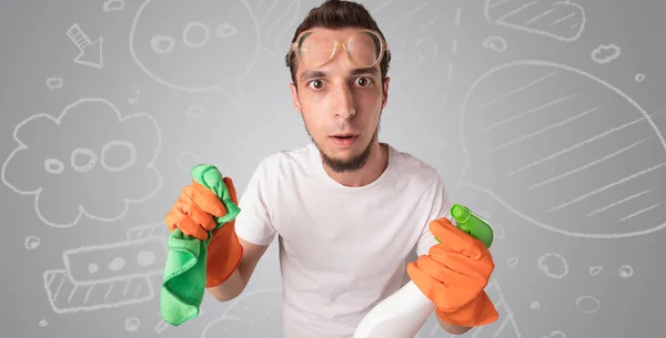 Manliga hushållerska med grå doodled tapeter — Stockfoto