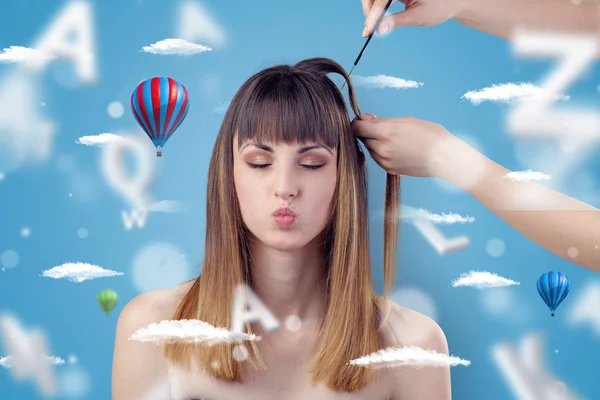 Junge Frau beim Friseur mit Luftballon-Thema — Stockfoto