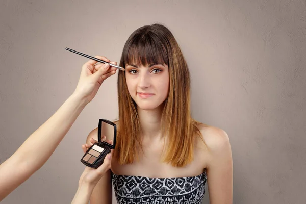 Porträtt av en ung kvinna på cosmetician — Stockfoto