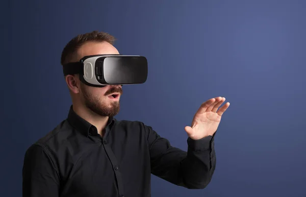 Homme d'affaires avec lunettes de réalité virtuelle — Photo