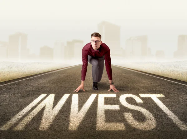 Businessman kneeling in ready position — Stock Photo, Image