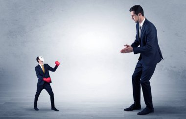 Küçük maskeli işadamı için yalvarıyor işadamı