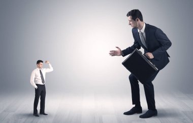 Küçük bir işadamı dev iş adamı korkuttu