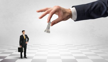 Büyük bir el üzerinde büyük Satrançtaşı karşı mücadele işadamı