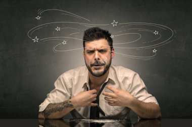 Onun ofisinde doodle konsepti ile sarhoş adam