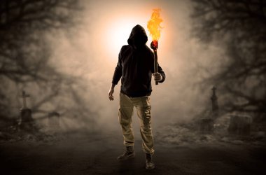 Adam flambeau yanma ile bir çalılık dan geliyor