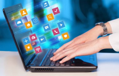 El laptop renkli uygulama simgeler ve semboller kavramı ile kullanma