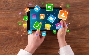 El tablet sıçrama uygulama simgeleri kavramı ile kullanma