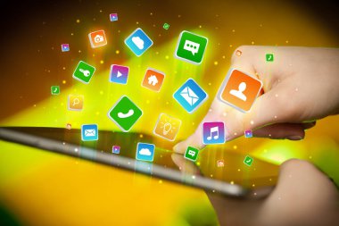 El ile uygulama simgeleri etrafında uçan tablet kullanma