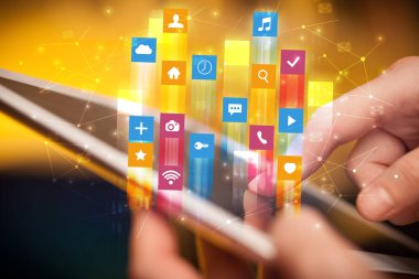 El ile uygulama simgeleri etrafında uçan tablet kullanma