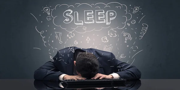 Empresário adormeceu em seu local de trabalho com ideias, sono e conceito cansado — Fotografia de Stock