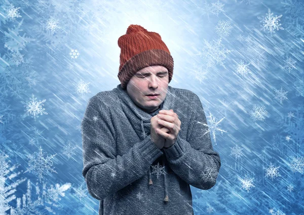 Αγόρι κατάψυξη σε ζεστά ρούχα και χιονίζει έννοια — Φωτογραφία Αρχείου