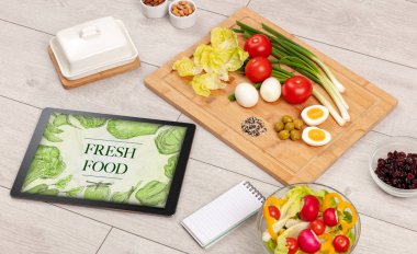 Masada taze yemek var.