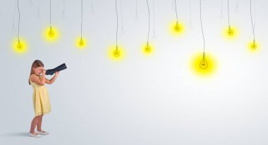 Küçük çocuk ampuller için spyglass üzerinden seyir