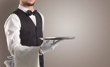 Beyaz eldiven ve çelik tepsi ile hizmet veren garson