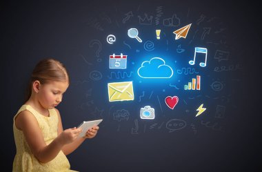 Kız holding tablet uygulamaları kavramı ile
