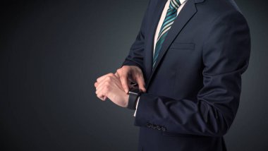 Smartwatch giyen takım elbiseli adam.