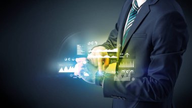 Smartwatch giyen işadamı.