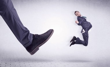 Genç bir işçi tarafından Koca ayak evden attı