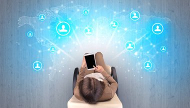 Sandalyede oturan kadın ile sosyal medya kavramı