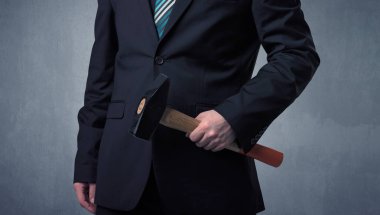 Businesman ayakta elinde aracıyla