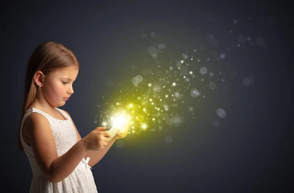 Pequeño niño jugando en la tableta brillante — Foto de Stock