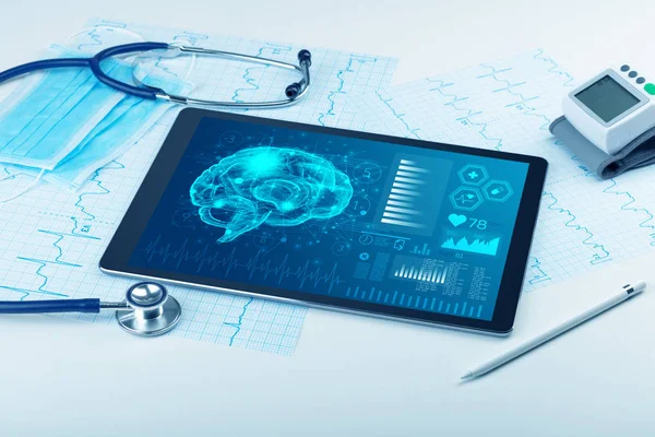 Diagnostik auf Tablet mit Gehirn-Funktionalitätskonzept — Stockfoto