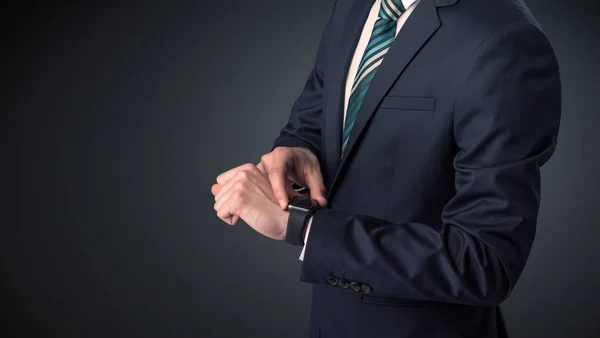 Homem de terno usando smartwatch . — Fotografia de Stock