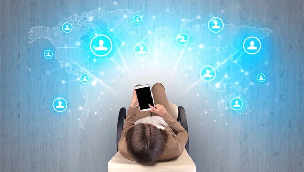 Sandalyede oturan kadın ile sosyal medya kavramı