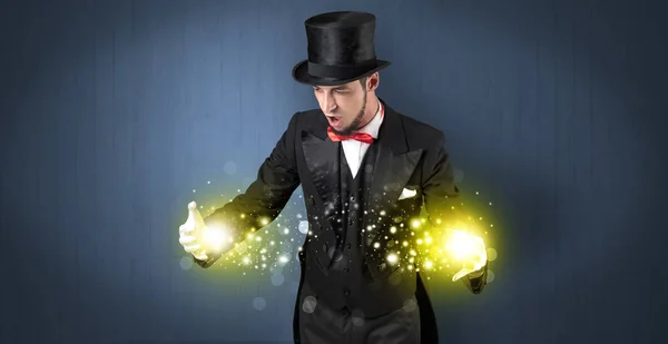 Iluzjonista trzyma supermocarstwo na rękę — Zdjęcie stockowe