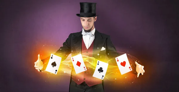 Illusionista fazendo truque com cartas mágicas — Fotografia de Stock