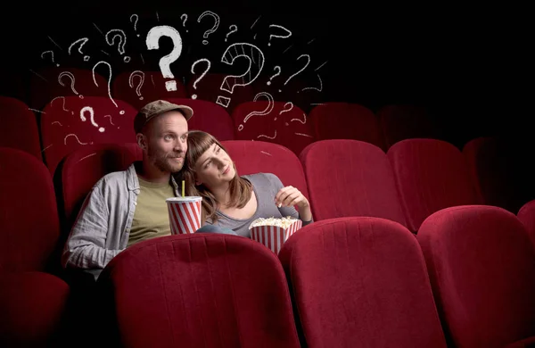 Pár kérdést a moziban — Stock Fotó