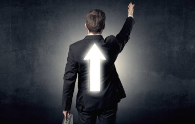 Genç işadamı ile ok sırtında duran