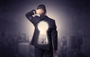 Keyhole sırt ile ayakta işadamı