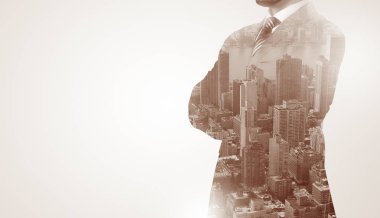 Sırtında siyah anahtar deliği ile ayakta adam