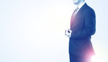 Genç işadamı ayakta durup düşünüyor